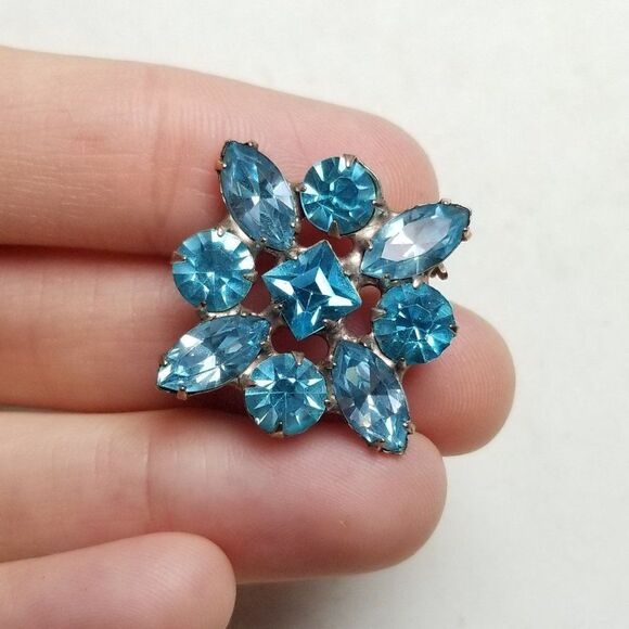 Vintage Blue Rhinestone Cluster Brooch, Gold Tone Setting, Retro Lapel Pin - Picture 3 of 5